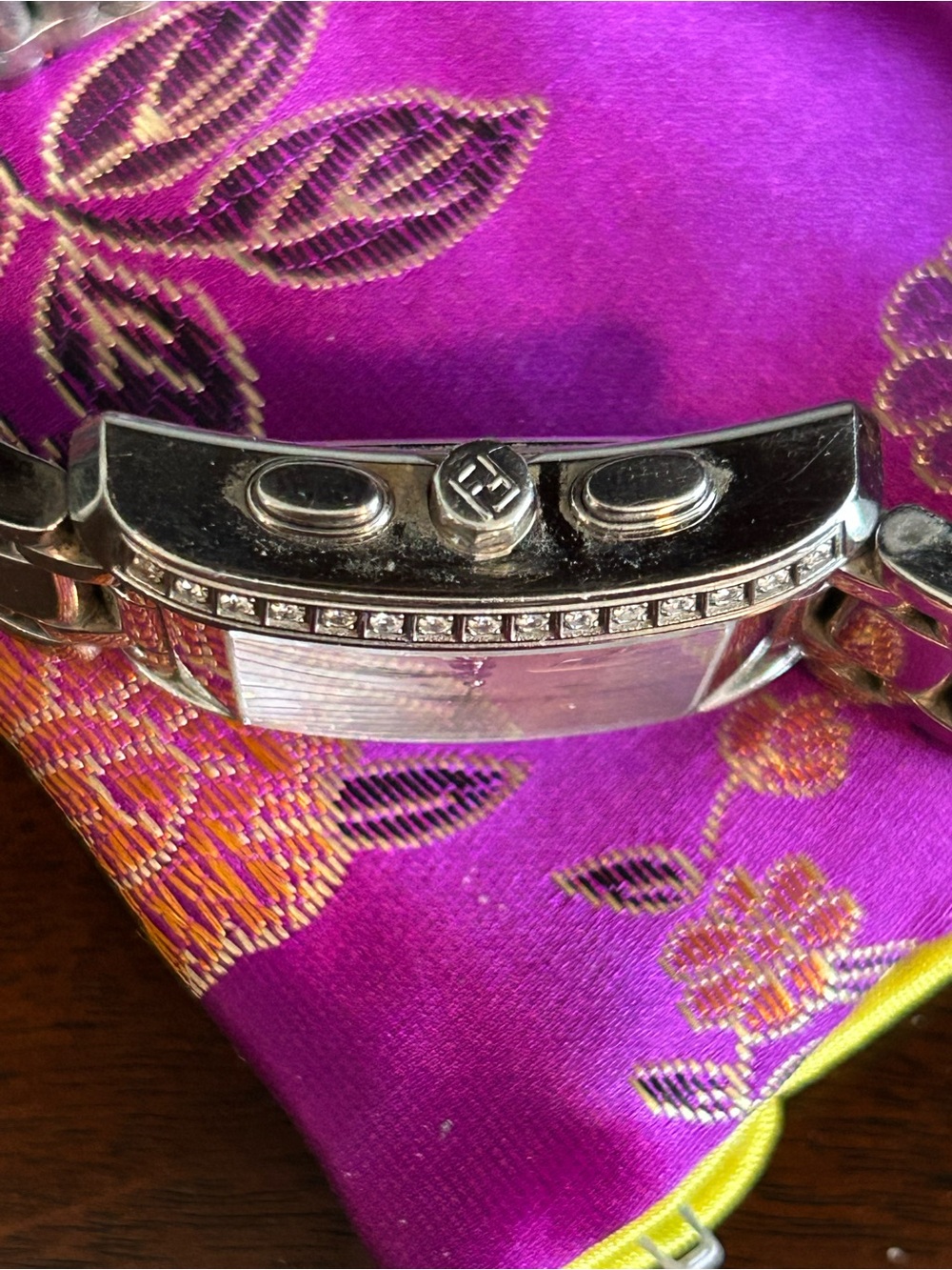 Fendi Orologi 7500G watch with diamond accents. - Picture 3 of 10